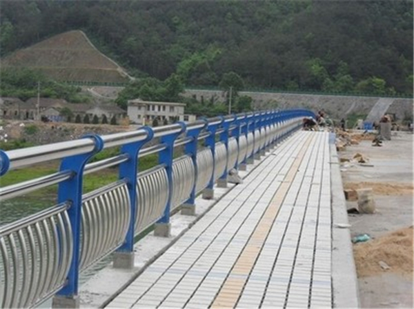 芜湖不锈钢桥梁护栏的特性及其在现代建筑中的应用